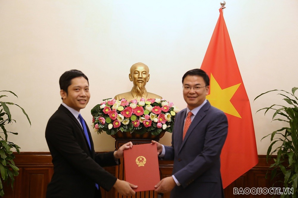 Thứ trưởng Bộ Ngoại giao Phạm Quang Hiệu trao quyết định bổ nhiệm cán bộ cấp Vụ