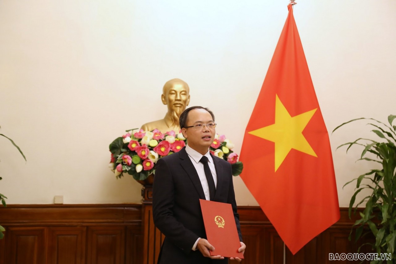 Thứ trưởng Bộ Ngoại giao Phạm Quang Hiệu trao quyết định bổ nhiệm cán bộ cấp Vụ