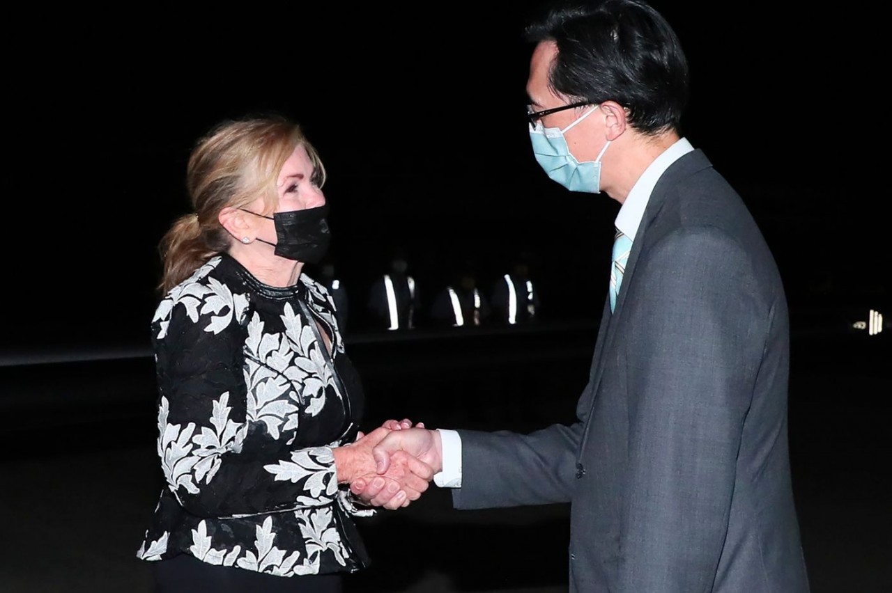 (08.26) Thượng Nghị sỹ Mỹ Marsha Blackburn được quan chức đối ngoại Đài Loan (Trung Quốc) chào đón tại sân bay tối ngày 25/8. (Nguồn: AP)