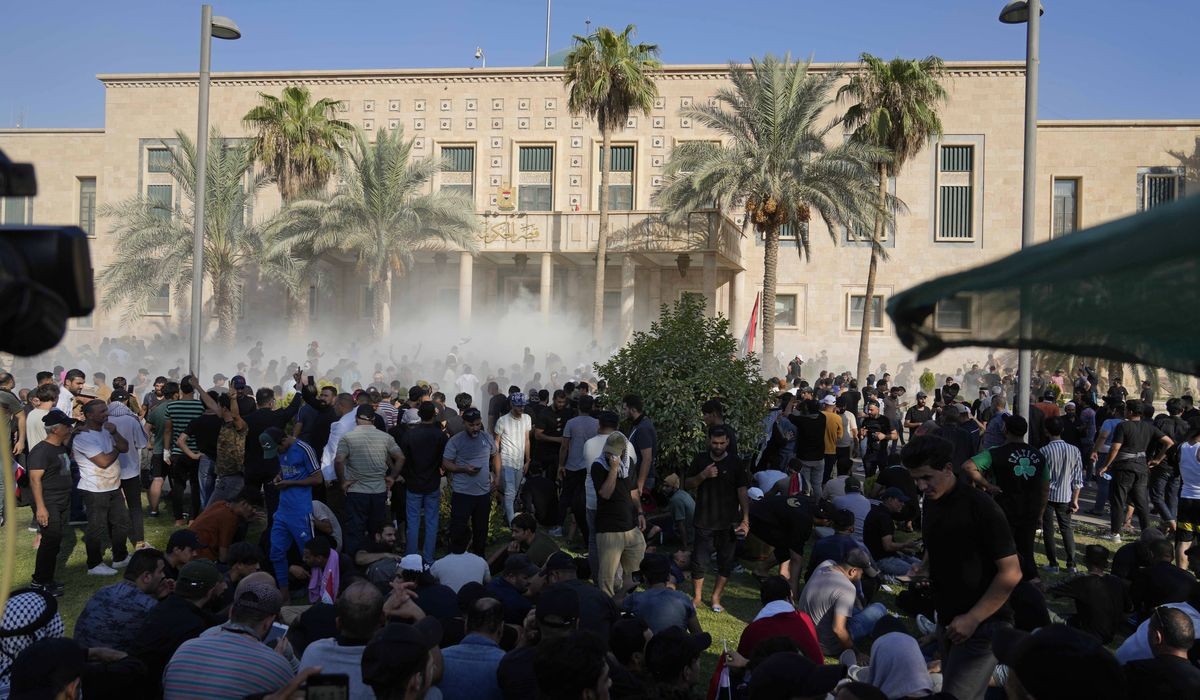 (08.30) Cảnh sát đã nỗ lực giải tán đám đông người ủng hộ Giáo sĩ al-Sadr tại Vùng Xanh bằng hơi cay. (Nguồn: AP)