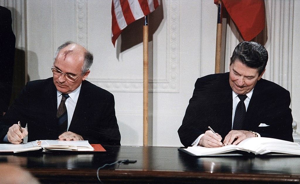 (08.31) Cố Tổng thống Liên Xô Mikhail Gorbachev và người đồng cấp Mỹ Ronald Reagan ký Hiệp ước INF ngày 4/12/1987. (Nguồn: Thư viên Ronald Reagan)