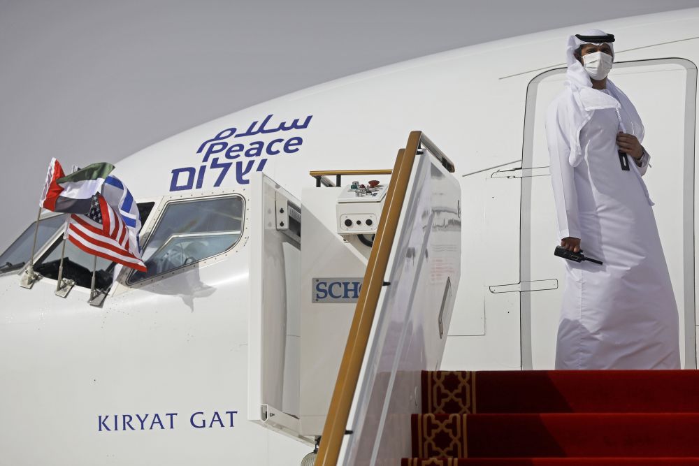 (9.3) Chuyến bay lịch sử từ Tel Aviv tới Abu Dhabi ngày 31.8. (Nguồn: AP) 5001-93-chuyyn-bay-lych-sy-ty-tel-aviv-tyi-abu-dhabi-ngay-318-nguyn-ap