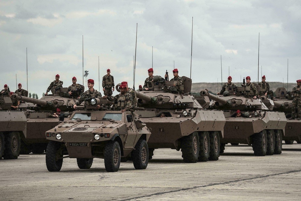 (09.08) Các binh sỹ và xe tăng Pháp chuẩn bị cho diễu binh nhân kỷ niệm Ngày Bastile hôm 9/7. (Nguồn: AFP)