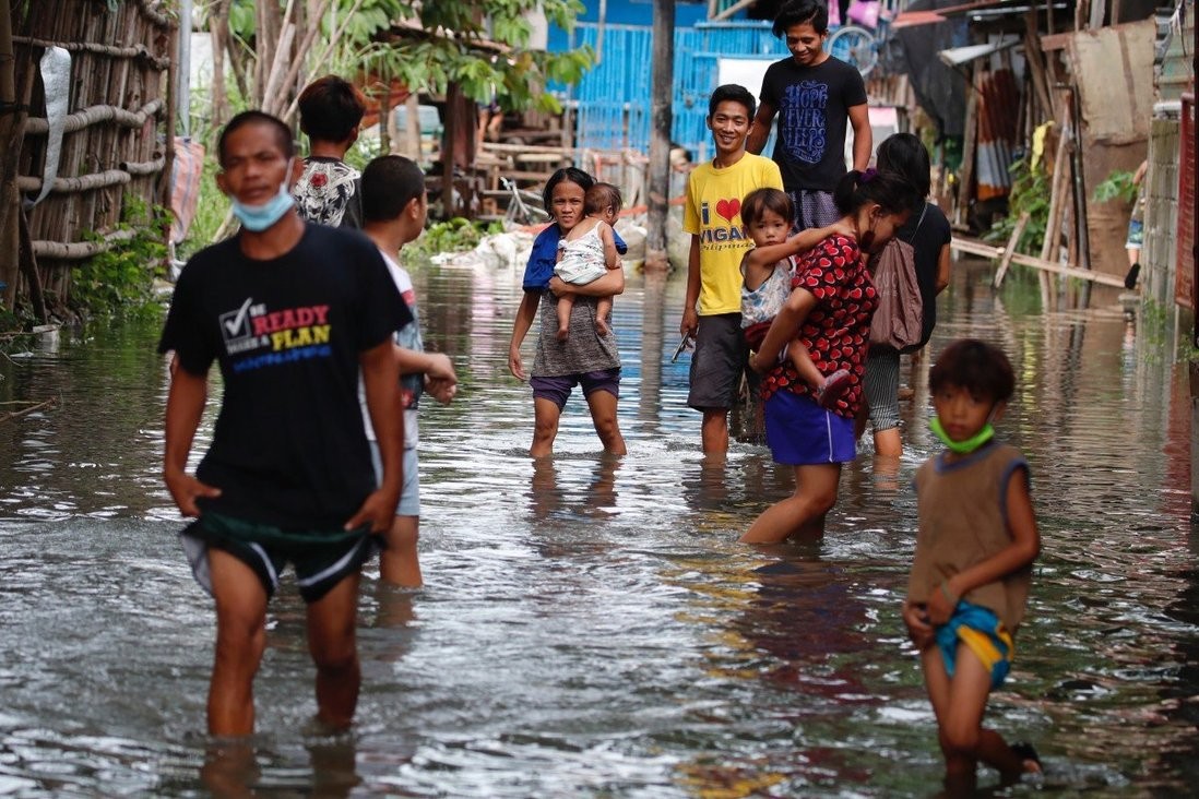 (09.12) Cơn bão Chanthu đổ bộ khiến nhiều gia đình tại khu vực cực Bắc Philippines phải đi sơ tán. (Nguồn: EPA)