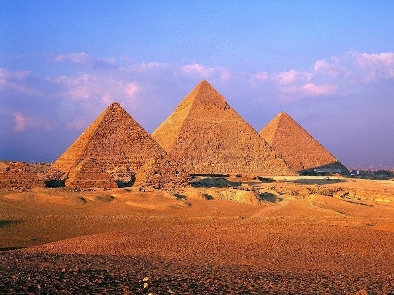 (09.18) Đại Kim tự tháp tại Giza là một trong những kỳ quan hiếm hoi của thế giới cổ đại còn tồn tại tới ngày hôm nay. (Nguồn: wallpapercave)