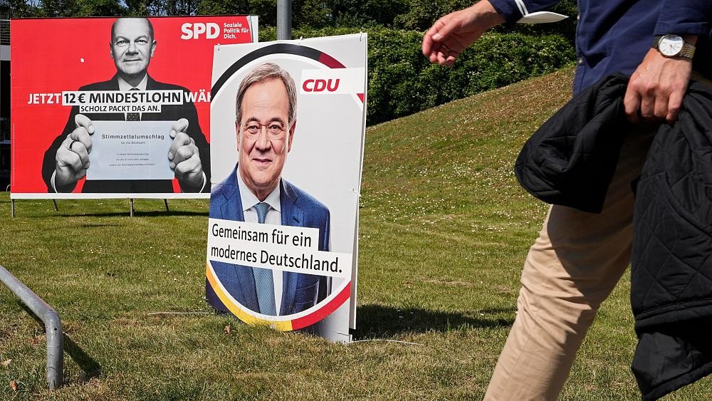 (09.23) Nhiều người dân Đức chỉ biết đến cuộc bầu cử thông qua các tấm áp phích bên cột đèn. (Nguồn: DW)
