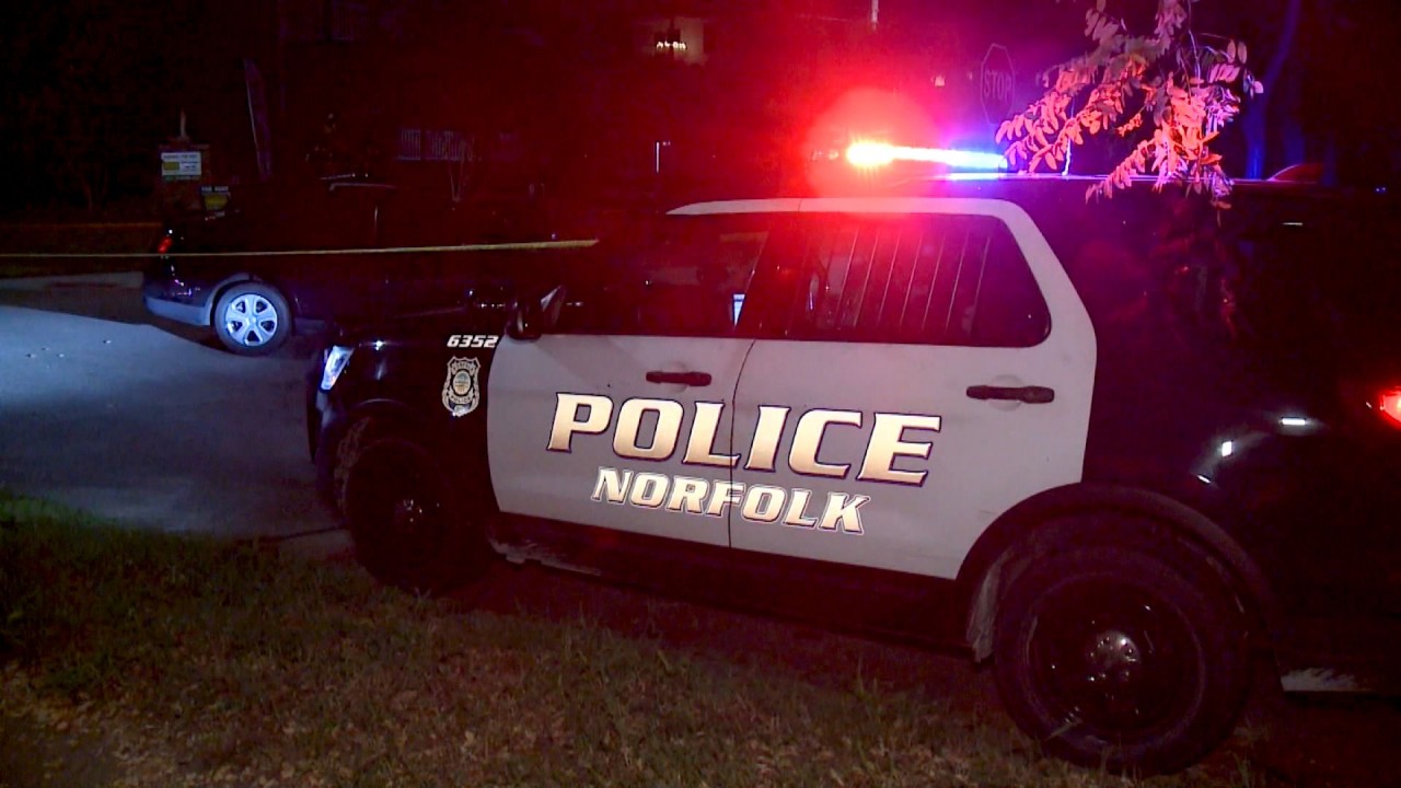 (09.05) Vụ xả súng tại trường Đại học bang Norfolk, Virginia (Mỹ) đã khiến nhiều người thương vong - Ảnh: Cảnh sát tiến hành điều tra hiện trường vụ việc. (Nguồn: CNN)