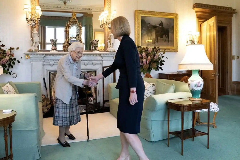 (09.06) Bà Liz Truss diện kiến Nữ hoàng Anh Elizabeth II tại lâu đài ở điền trang Balmoral, Scotland. (Nguồn: AFP)