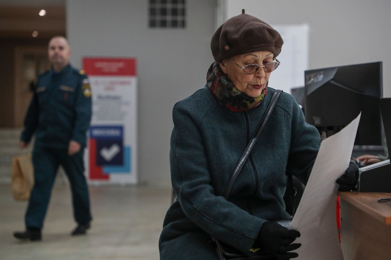 (09.13) Một người dân bỏ phiếu bầu thống đốc tại Moscow, Nga ngày 11/9. (Nguồn: EPA)