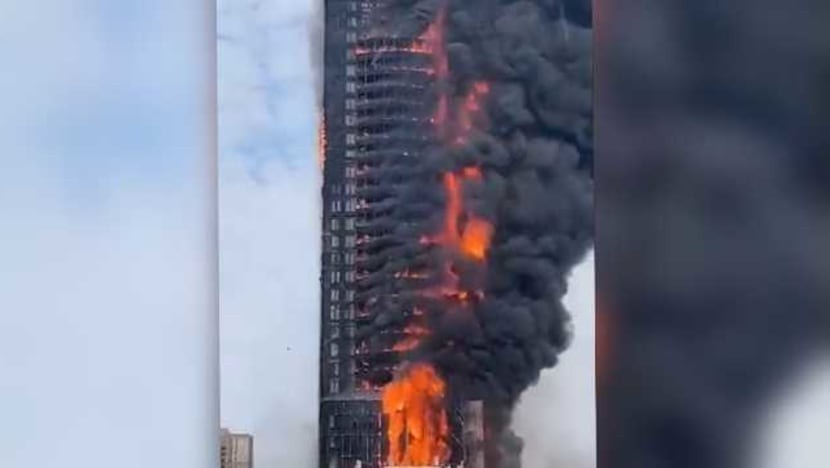 (09.16) Hình ảnh tòa nhà China Telecom đang bốc cháy tại thành phố Trường Sa, tỉnh Hồ Nam, Trung Quốc ngày 16/9. (Nguồn: Twitter)