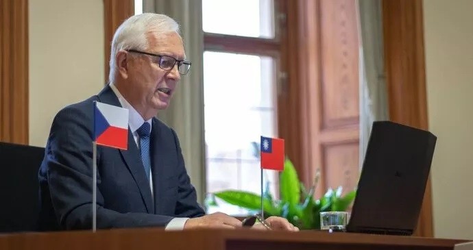 (09.18) Trung Quốc đã phản đối mạnh mẽ chuyến thăm của phái đoàn Czech do Thượng nghị sĩ Jiri Dragos dẫn đầu tới đảo Đài Loan ngày 18/9. (Nguồn: TheNationUpdate)