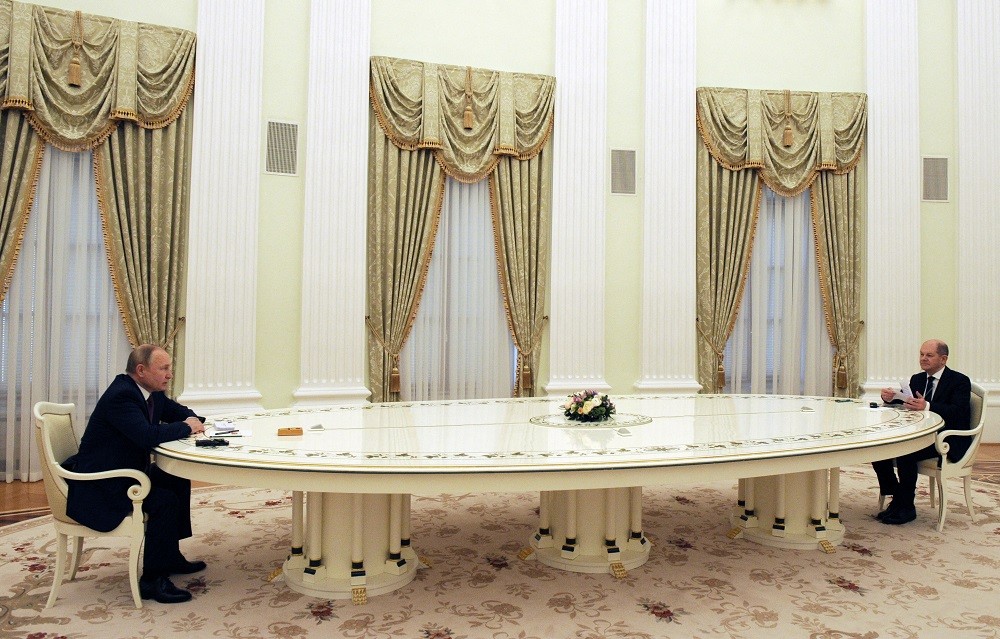 (09.18) Thủ tướng Đức Olaf Scholz và Tổng thống Nga Vladimir Putin trong cuộc gặp ngầy 15/2 tại điện Kremlin, hơn 1 tuần trước khi xung đột Nga-Ukraine bùng phát. (Nguồn: Reuters)