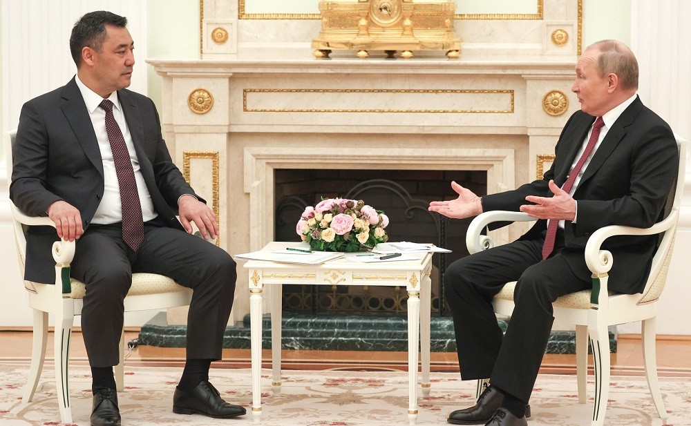 (09.18) Tổng thống Nga Vladimir Putin và người đồng cấp Kyrgyzstan Sadyr Japarov trong cuộc gặp tại Điện Kremlin ngày 16/5/2022. (Nguồn: TASS)