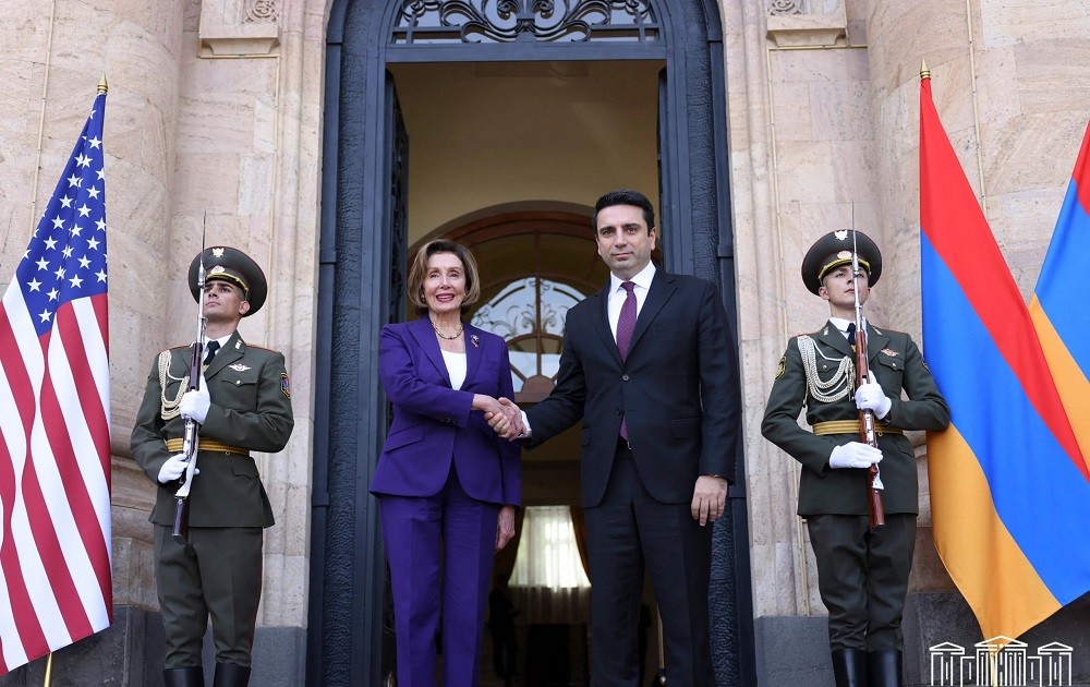 (09.18) Chủ tịch Hạ viện Mỹ Nancy Pelosi và người đồng cấp Armenia Alen Simonyan trong cuộc gặp ngày 18/9 tại Tòa nhà Quốc hội Armenia. (Nguồn: AP)