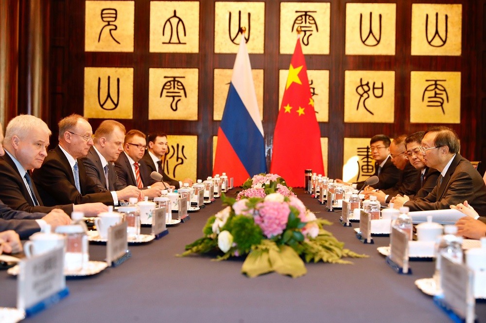 (09.18) Thư ký Hội đồng An ninh Nga Nikolai Patrushev và Chủ nhiệm Văn phòng Ủy ban Công tác Ngoại sự Trung ương Đảng Cộng sản Trung Quốc Dương Khiết Trì tại tham vấn An ninh Chiến lược lần thứ 15 năm 2019. (Nguồn: Bộ Ngoại giao Trung Quốc)