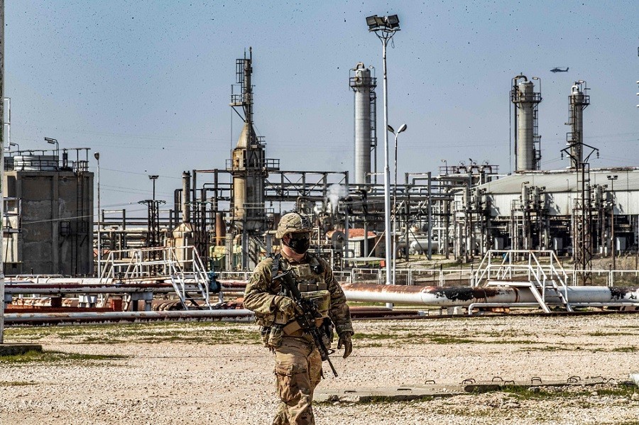 (09.19) Binh sĩ Mỹ làm nhiệm vụ tại khu vực mỏ dầu Suwadiya, tỉnh Hassakeh, Syria. (Nguồn: AP) (09.19) Binh sĩ Mỹ làm nhiệm vụ tại khu vực mỏ dầu Suwadiya, tỉnh Hassakeh, Syria. (Nguồn: AP)