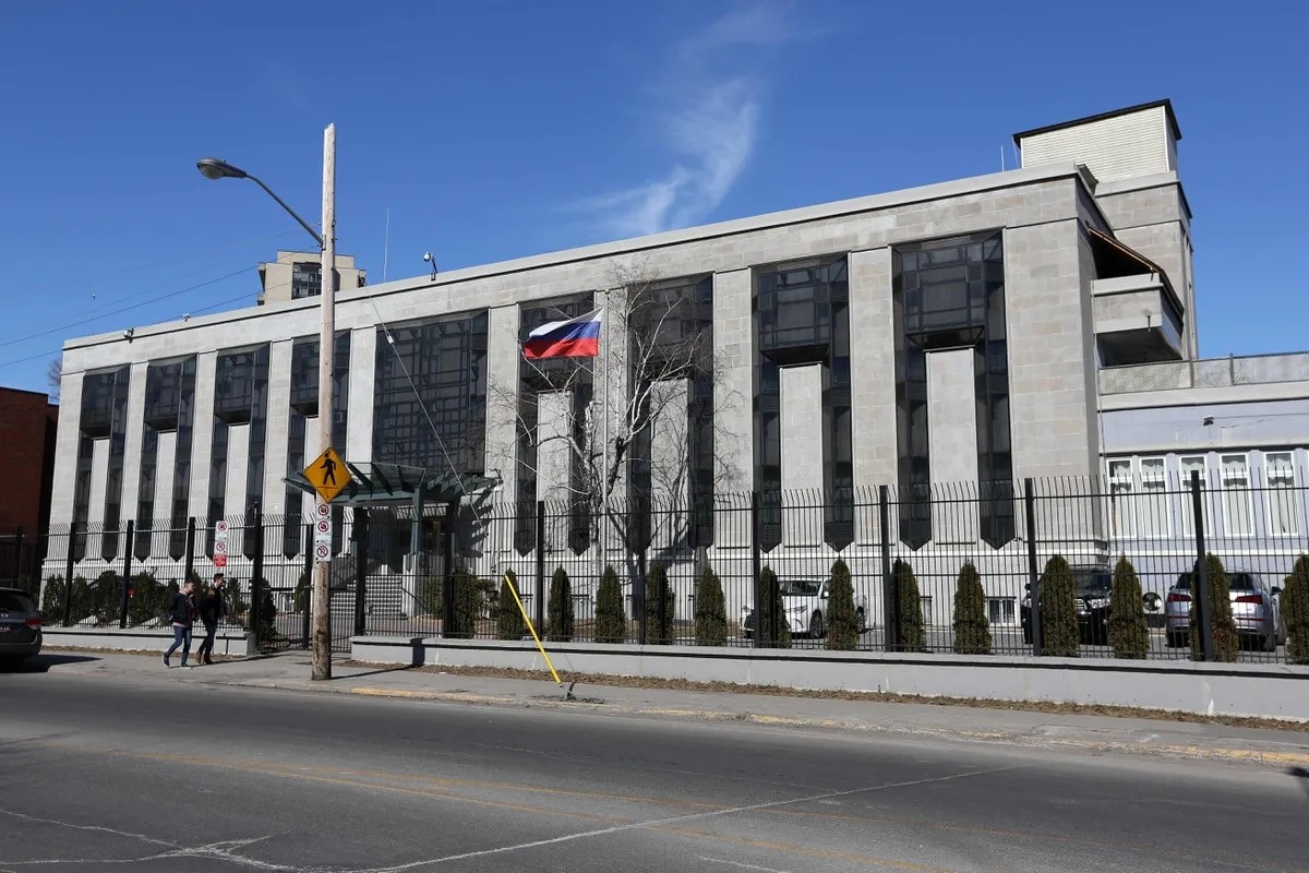 (09.20) Đại sứ quán Nga tại Canada đã bị tấn công bằng bom xăng ngày 12/9. (Nguồn: AFP/Getty Images)