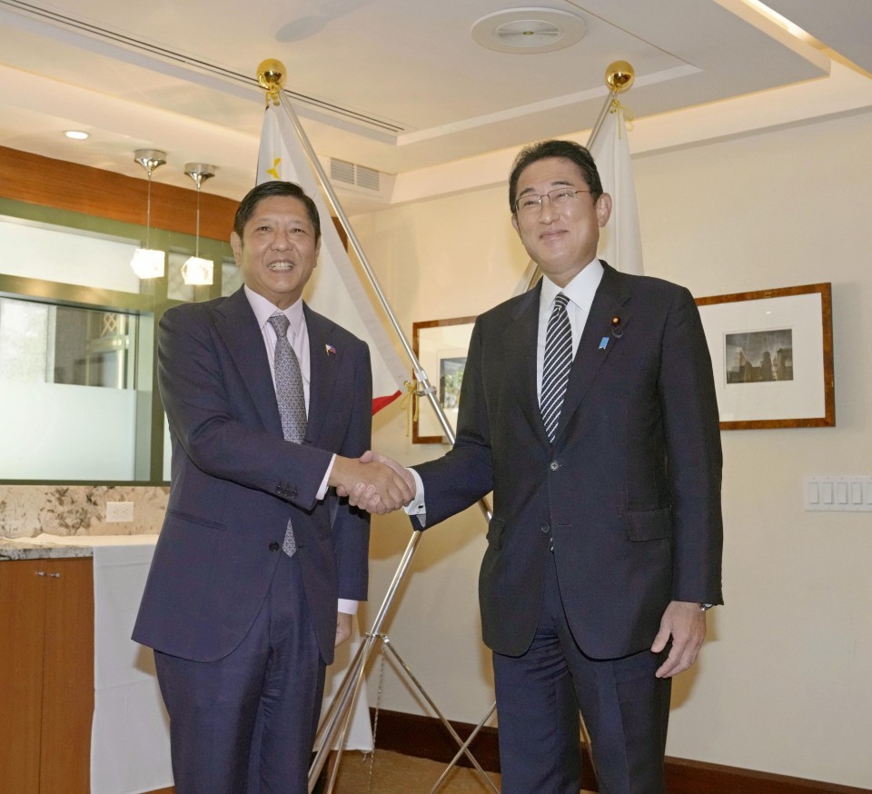 (09.22) Tổng thống Philippines Ferdinand Marcos Jr. và Thủ tướng Nhật Bản Kishida Fumio trong cuộc gặp song phương ngày 21/9 tại New York, Mỹ. (Nguồn: Kyodo)
