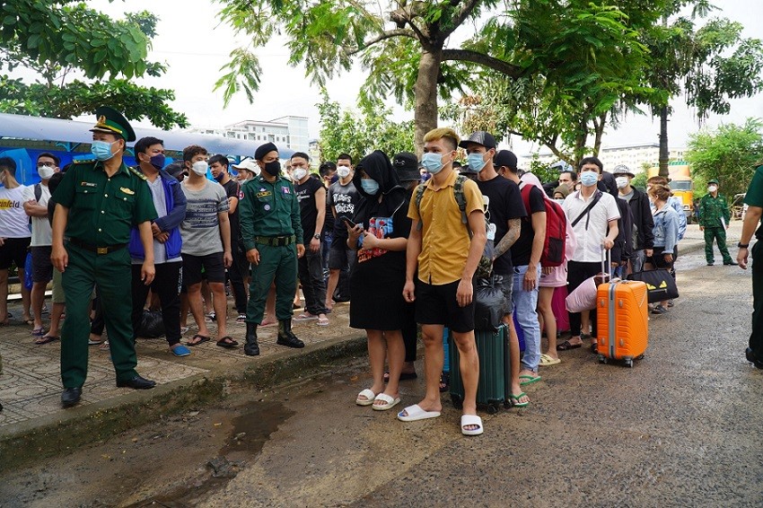 (09.22) Người Việt Nam bị môi giới bất hợp pháp sang Campuchia được hỗ trợ đưa về nước ở Cửa khẩu Mộc Bài, Tây Ninh. (Nguồn: TTXVN)