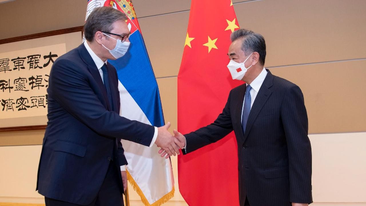 (09.22) Ngoại trưởng Trung Quốc Vương Nghị và Tổng thống Serbia Aleksandre Vucic trong cuộc gặp ngày 21/9 bên lề khóa họp 77 Đại hội đồng Liên hợp quốc. (Nguồn: CGTN)