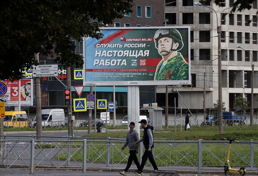 (09.23) Nga cho biết đã có 10.000 người đăng ký nhập ngũ sau lệnh động viên một phần của Tổng thống Vladimir Putin - Ảnh: Một tấm biển kêu gọi nhập ngũ trên đường phố thành phố St. Petersburg, Nga. (Nguồn: Reuters)