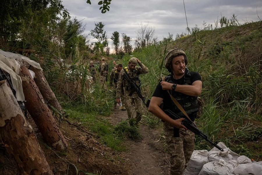 (09.26) Các binh sĩ Ukraine tại một công sự gần Kherson. (Nguồn: New York Times)