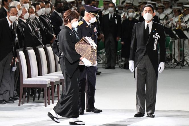 (09.27) Thủ tướng Nhật Bản Kishida Fumio tiếp nhận hũ tro cốt của ông Abe từ bà Akie Abe. (Nguồn: AFP)