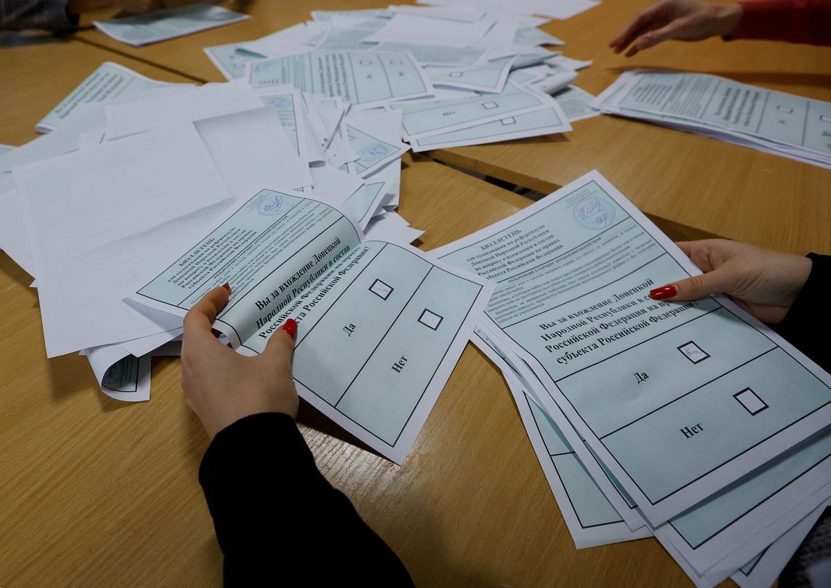 (09.28) Các tờ phiếu về trưng cầu ý dân tại một đơn vị bỏ phiếu ở vùng Donetsk. (Nguồn: Reuters)