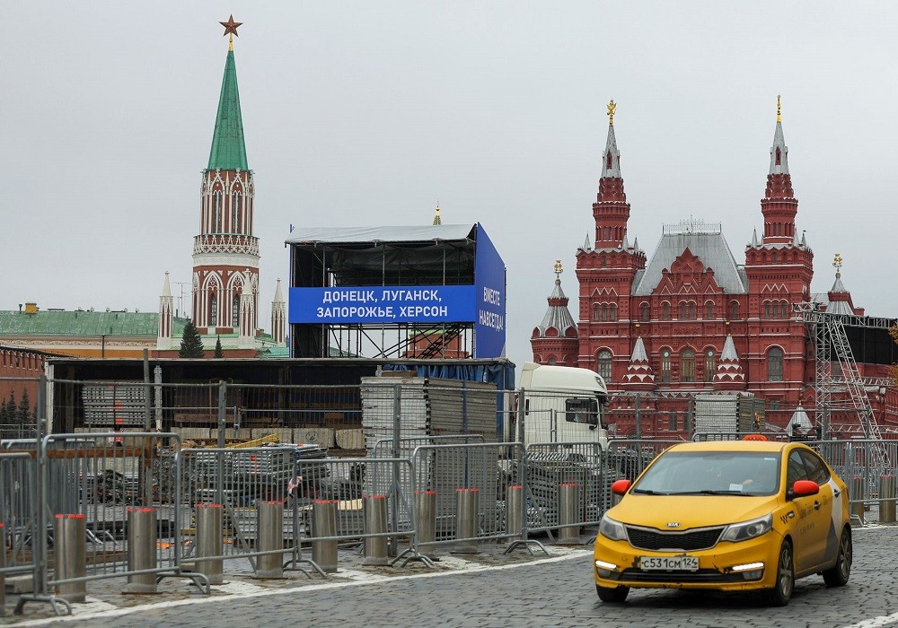 (09.29) Một số công trình phụ và áp phích dựng trên Quảng trường Đỏ (Nga) được cho là nhằm phục vụ buổi mít tinh ngày 30/9 về các vùng lãnh thổ Ukraine sáp nhập Nga. (Nguồn: Reuters)