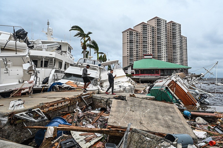 (09.30) Khung cảnh hoang tàn tại thành phố Fort Myers, bang Florida Mỹ sau khi bão Ian đổ bộ ngày 29/9. (Nguồn: AFP)