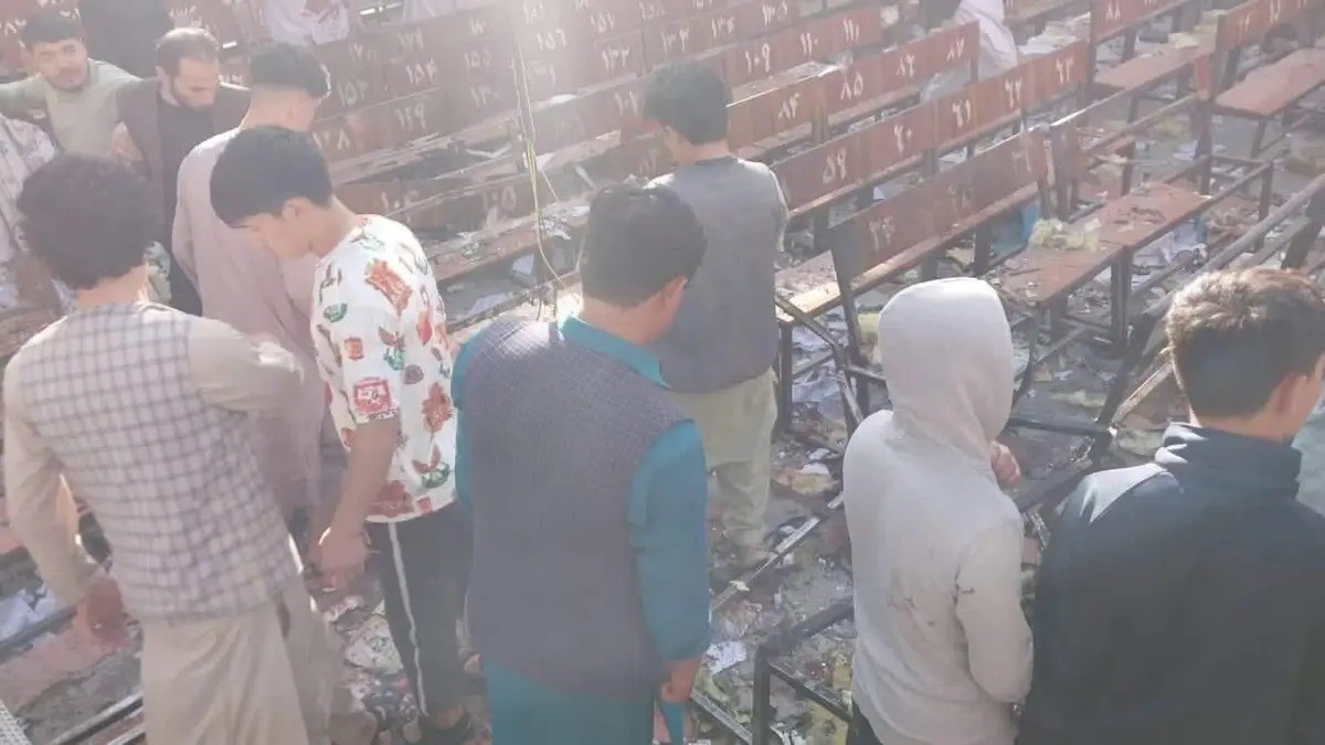(09.30) Hiện trường vụ đánh bom liều chết đẫm máu tại trường học ở Kabul, Afghanistan khiến gàn 50 người thương vong. (Nguồn: Twitter)