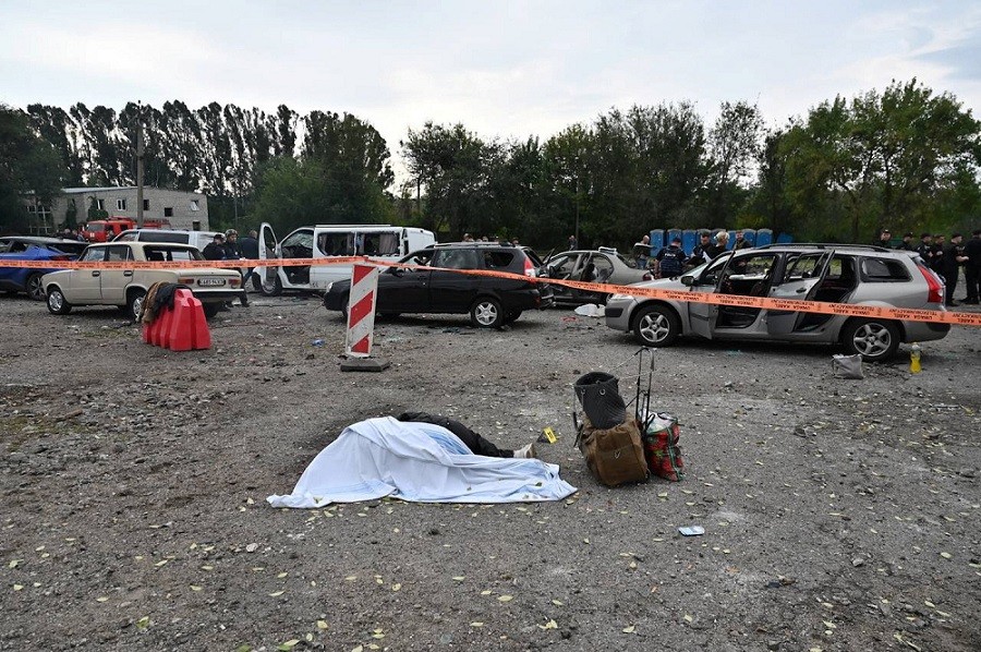 (09.30) Hiện trường vụ không kích một đoàn xe dân sự ở Zaporizhzhia ngày 30/9 khiến 25 người thiệt mạng. (Nguồn: Reuters)