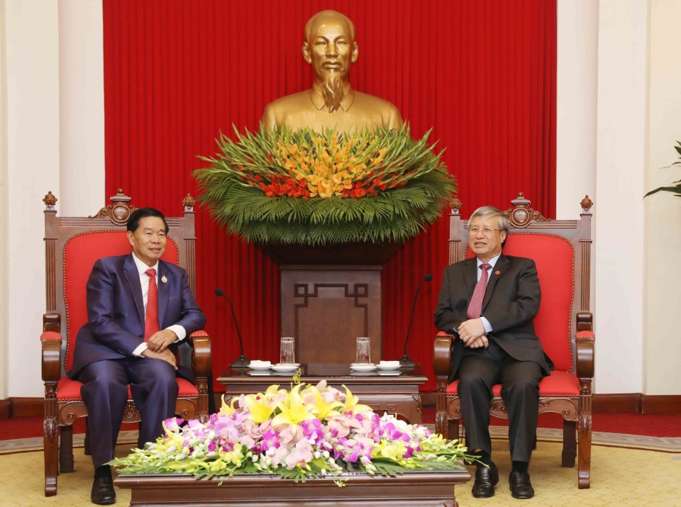 senior cpv official receives vientiane delegation