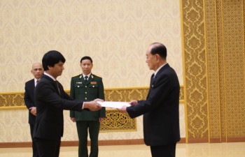 Đại sứ Việt Nam tại Triều Tiên Lê Bá Vinh trình Quốc thư