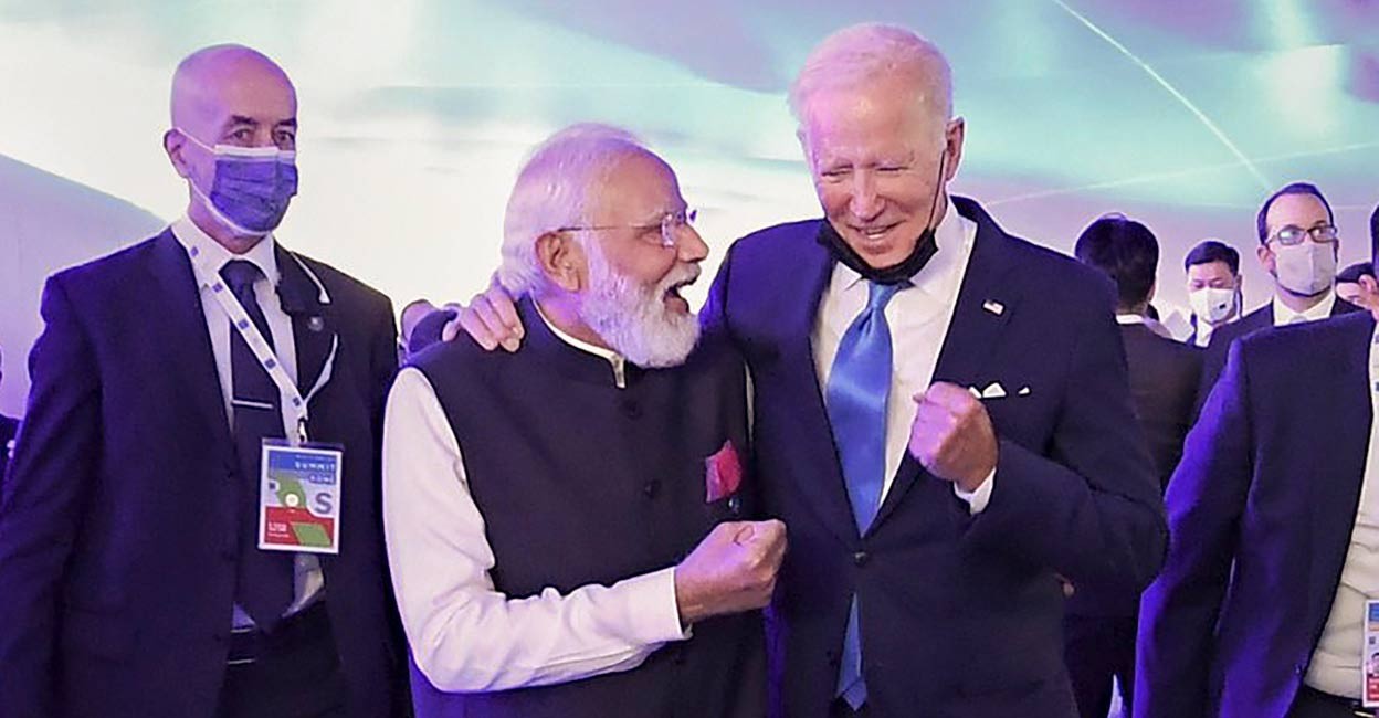 (10.31) Thủ tướng Ấn Độ Narendra Modi và Tổng thống Mỹ Joe Biden trò chuyện trong Thượng đỉnh G20 tại Rome, Italy. (Nguồn: Press Trust of India)