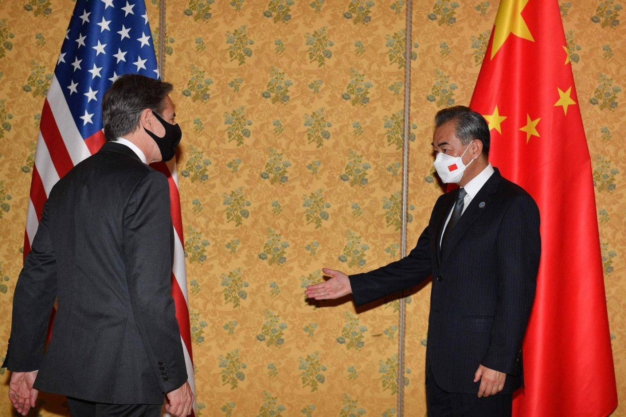 (10.31) Ngoại trưởng Trung Quốc Vương Nghị và người đồng cấp Mỹ Antony Blinken trong cuộc gặp bên lề Thượng đỉnh G20 tại Rome ngày 31/10. (Nguồn: AFP)
