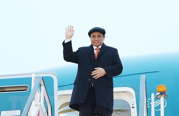 (10.31) Prime Minister Pham Minh Chinh arrives at Prestwick airport in Scotland on October 31 morning (local time) (Photo: VNA)
