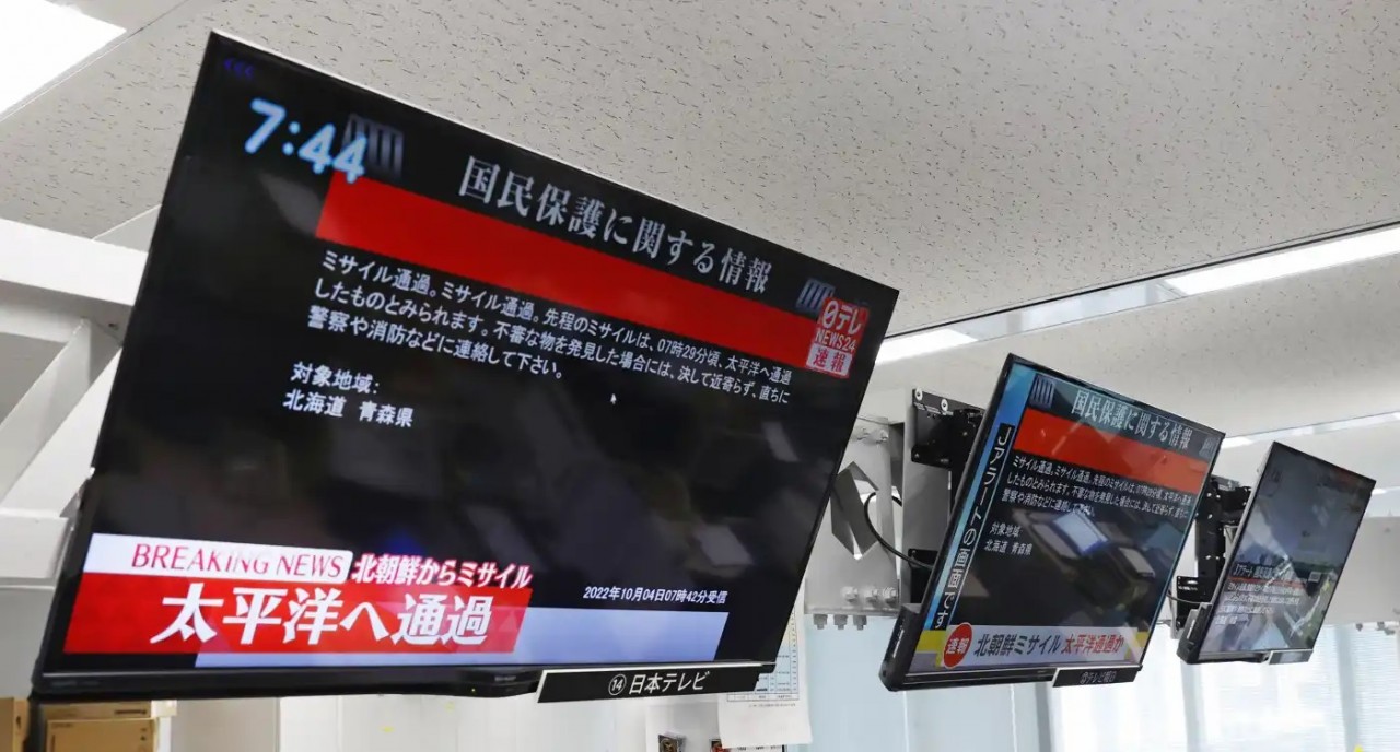 (10.04) Bảng hiện thị cảnh báo người dân của chính quyền Nhật Bản trước vụ phóng tên lửa mới nhất của Triều Tiên. (Nguồn: Kyodo)