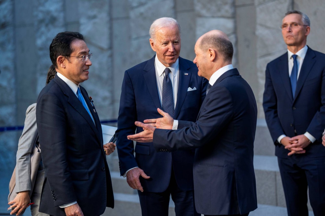(10.04) Thủ tướng Nhật Bản Kishida Fumio trò chuyện với người đồng cấp Đức Olaf Scholz và Tổng thống Mỹ Joe Biden tại Thượng đỉnh NATO hồi tháng 3/2022 tại Brussels, Bỉ. (Nguồn: Kyodo)
