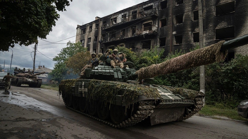 (10.05) Ukraine đã chiếm lại được nhiều khu vực quan trọng ở tỉnh Kherson - Ảnh: Binh sỹ Ukraine di chuyển cùng xe tăng tại thành phố Izyum. (Nguồn: AP)