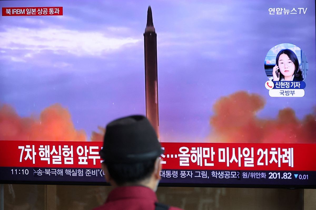 (10.05) Một người dân Hàn Quốc theo dõi thông tin về vụ phóng tên lửa của Triều Tiên trên màn hình tại ga tàu điện ngầm ở Seoul, Hàn Quốc. (Nguồn: Reuters)