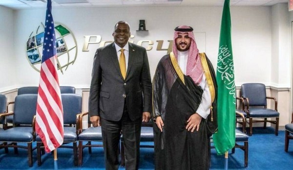 (10.05) Bộ trưởng Quốc phòng Mỹ Lloyd Austin và ông Khalid bin Salman khi còn là Thứ trưởng Quốc phòng trong cuộc gặp hồi tháng 7/2021 tại Saudi Arabia. (Nguồn: Saudi Gazette)