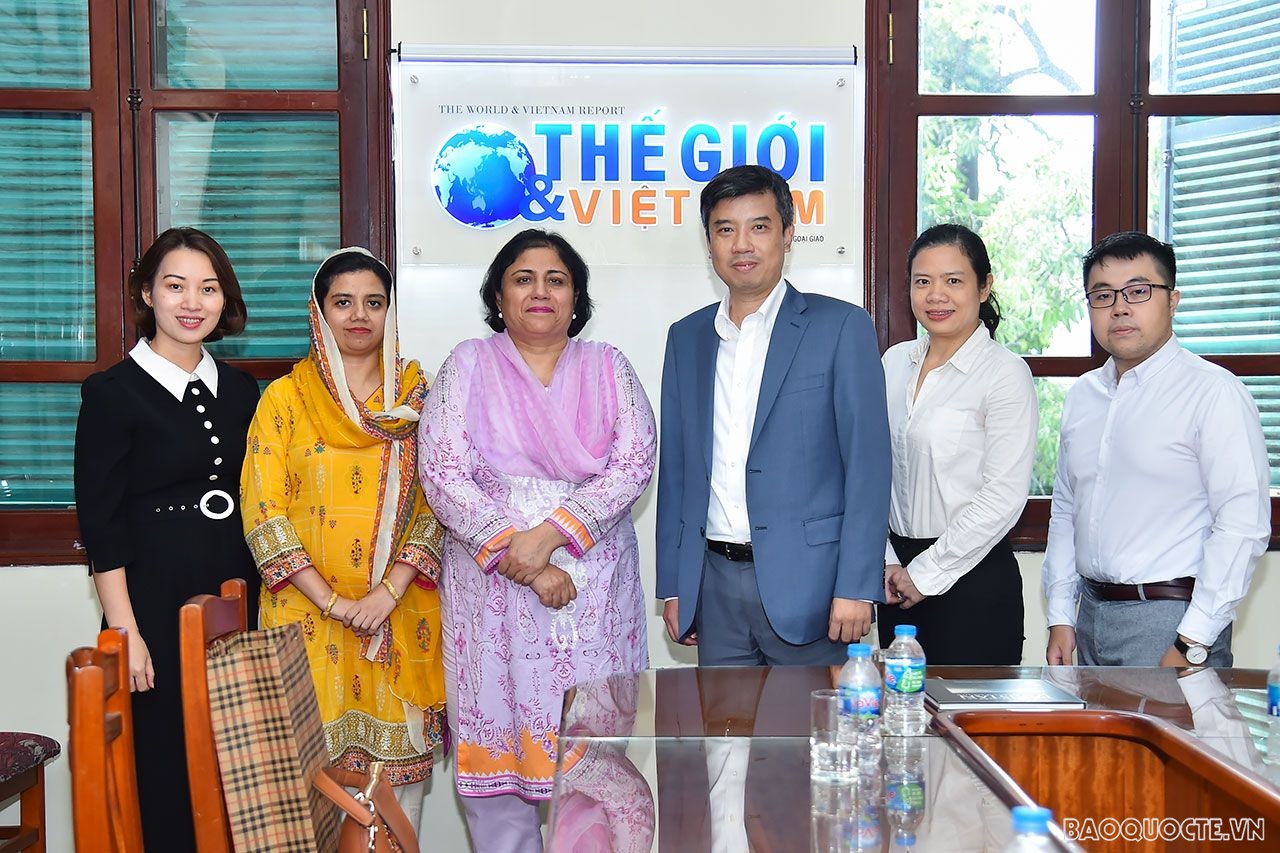 (10.07) Đại diện Đại sứ quán Pakistan tại Việt Nam và Báo Thế giới & Việt Nam chụp ảnh lưu niệm. (Ảnh: Tuấn Anh)