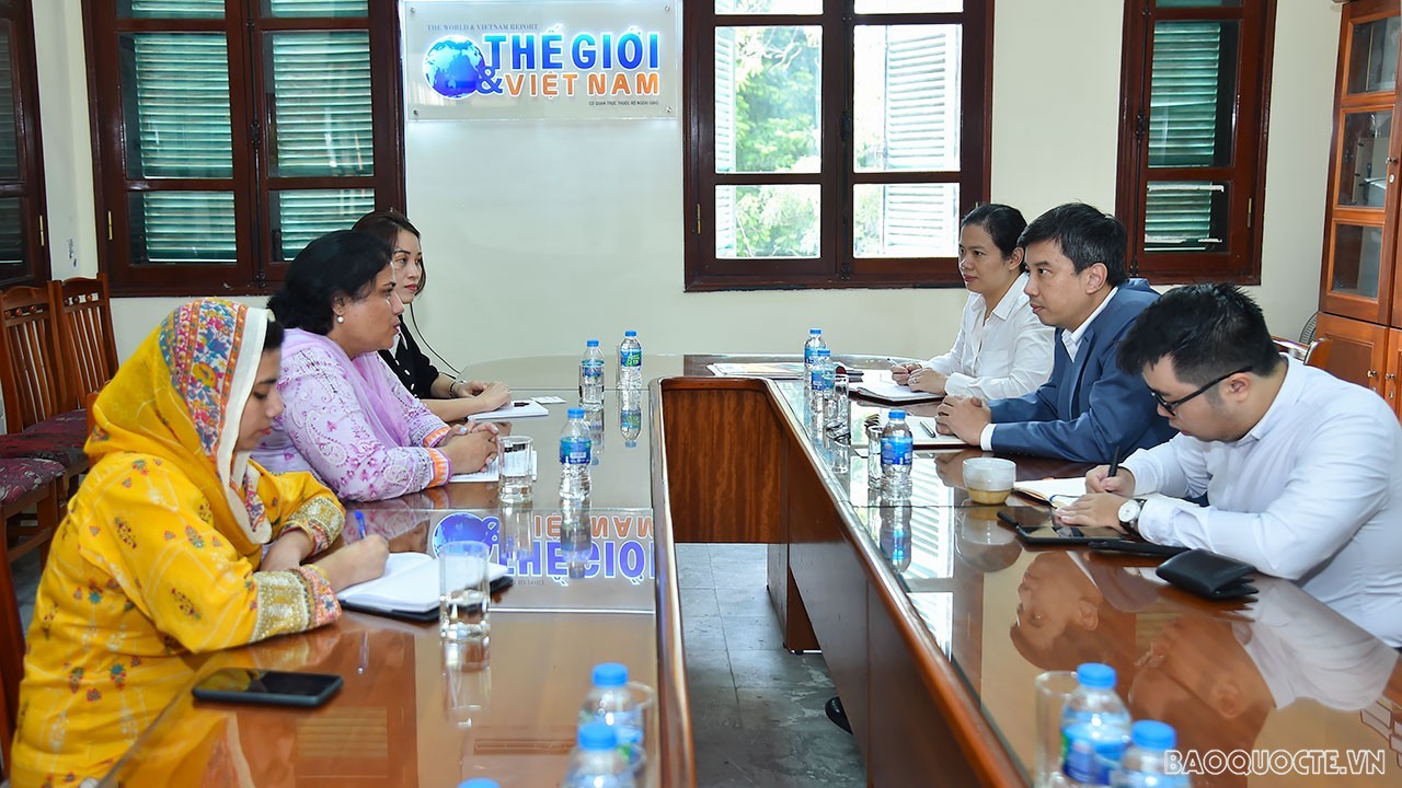 (10.07) Đại sứ Samina Mehtab và Tổng Biên tập Nguyễn Trường Sơn đã trao đổi về nội dung hợp tác giữa hai cơ quan trong thời gain tới.