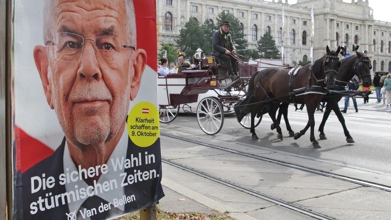 (10.09) Một tấm áp phích vận động tranh cử của ông Alexander Van der Bellen trên đường phố thủ đô Vienna, Áo. (Nguồn: RTE)