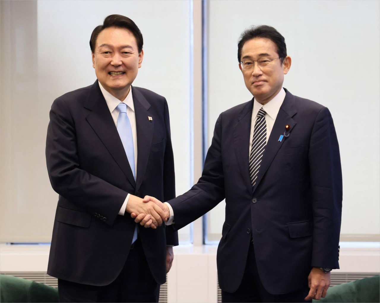 (10.09) Tổng thống Hàn Quốc Yoon Suk Yeol và Thủ tướng Nhật Bản Kishida Fumio trong cuộc gặp bên lề phiên Thảo luận chung Khóa 77 Đại hội đồng Liên hợp quốc tại New York cuối tháng 9. (Nguồn: Kyodo)