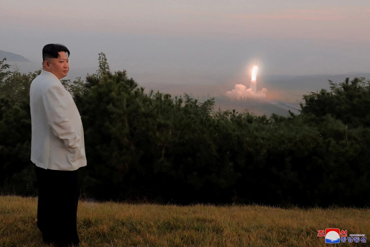 (10.11) Hình ảnh do KCNA công bố ngày 9/10 cho thấy Chủ tịch Triều Tiên Kim Jong Un đang theo dõi hoạt động tập trận hạt nhân chiến thuật. (Nguồn: KCNA)