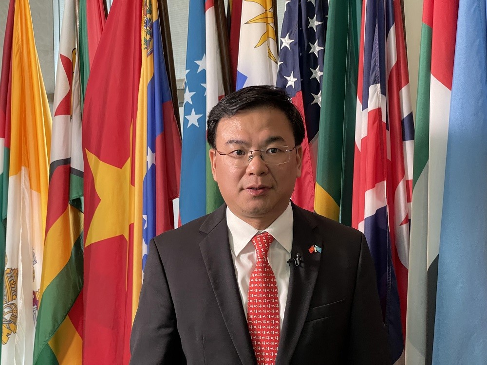 (10.12) Thứ trưởng Ngoại giao Phạm Quang Hiệu trả lời phỏng vấn ngay sau phiên bỏ phiếu. (Nguồn TTXVN)