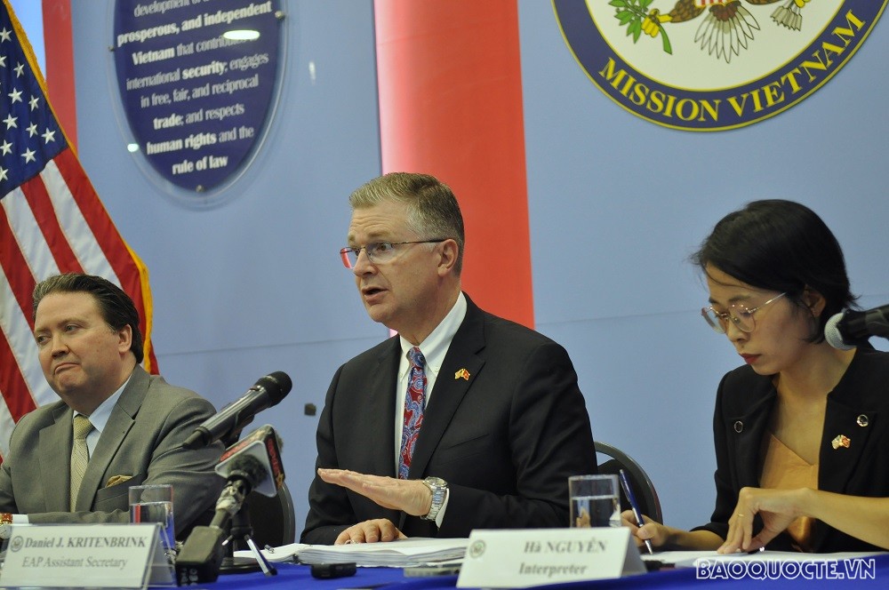 (10.12) Trợ lý Ngoại trưởng Mỹ Daniel Kritenbrink tại buổi họp báo chiều ngày 12/10. (Ảnh: Minh Quân)