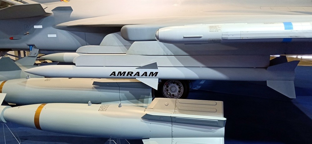 (10.13) Anh viện trợ cho Ukraine các tên lửa AMRAAM có khả năng đánh chặn tên lửa hành trình. (Nguồn: Picasa)